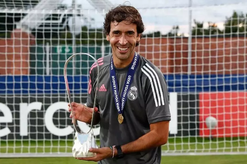 بعد 8 سنوات.. راؤول جونزاليس يودع شباب ريال مدريد. بعد 8 سنوات.. راؤول جونزاليس يودع شباب ريال مدريد.