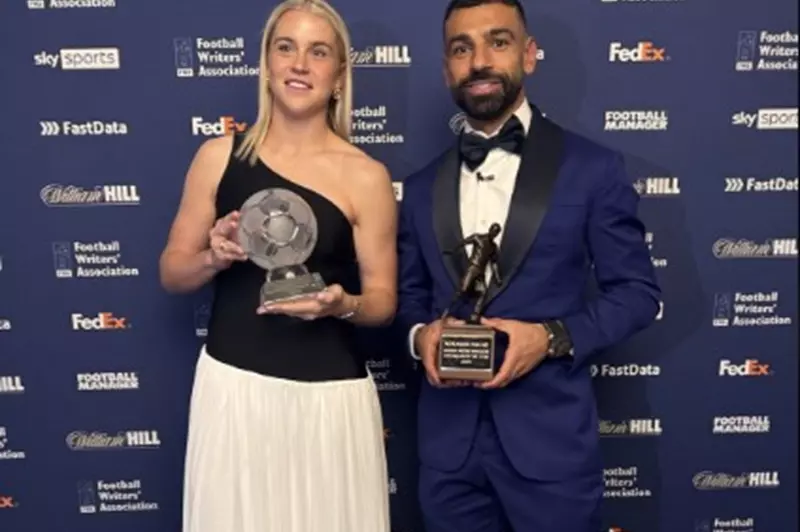 بعد أدائه المميز هذا الموسم، صلاح يحصل على جائزة أفضل لاعب في الدوري الإنجليزي من اتحاد الكتاب. بعد أدائه المميز هذا الموسم، صلاح يحصل على جائزة أفضل لاعب في الدوري الإنجليزي من اتحاد الكتاب.