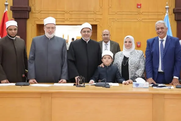 بعد إبداعه في حفظ المتون.. مجلس جامعة الأزهر يهدي صغيرًا أزهريًا درع الجامعة وشهادة تقدير