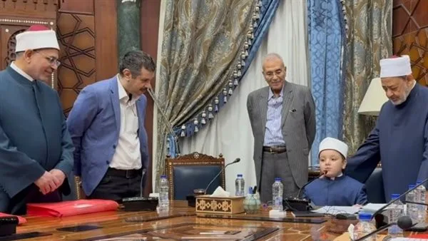 بعد استقباله وجلسه على كرسيه.. شيخ الأزهر يعد الطفل أنس برحلة عمرة بعد انتهاء موسم الحج