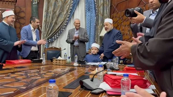 بعد استقباله وجلوسه على كرسيه.. شيخ الأزهر يُوعد الطفل أنس برحلة عمرة بعد موسم الحج.