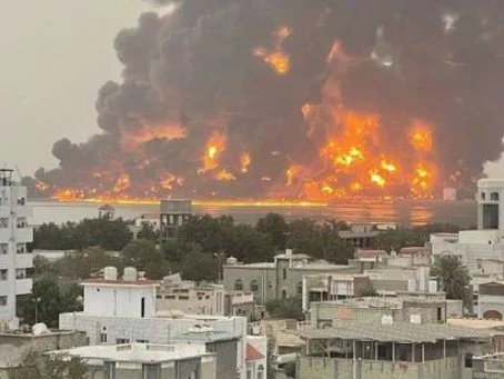 بعد استهداف ثلاثة موانئ.. تقارير عبرية: انتهاء الهجمات على اليمن بعد استهداف ثلاثة موانئ.. تقارير عبرية: انتهاء الهجمات على اليمن
