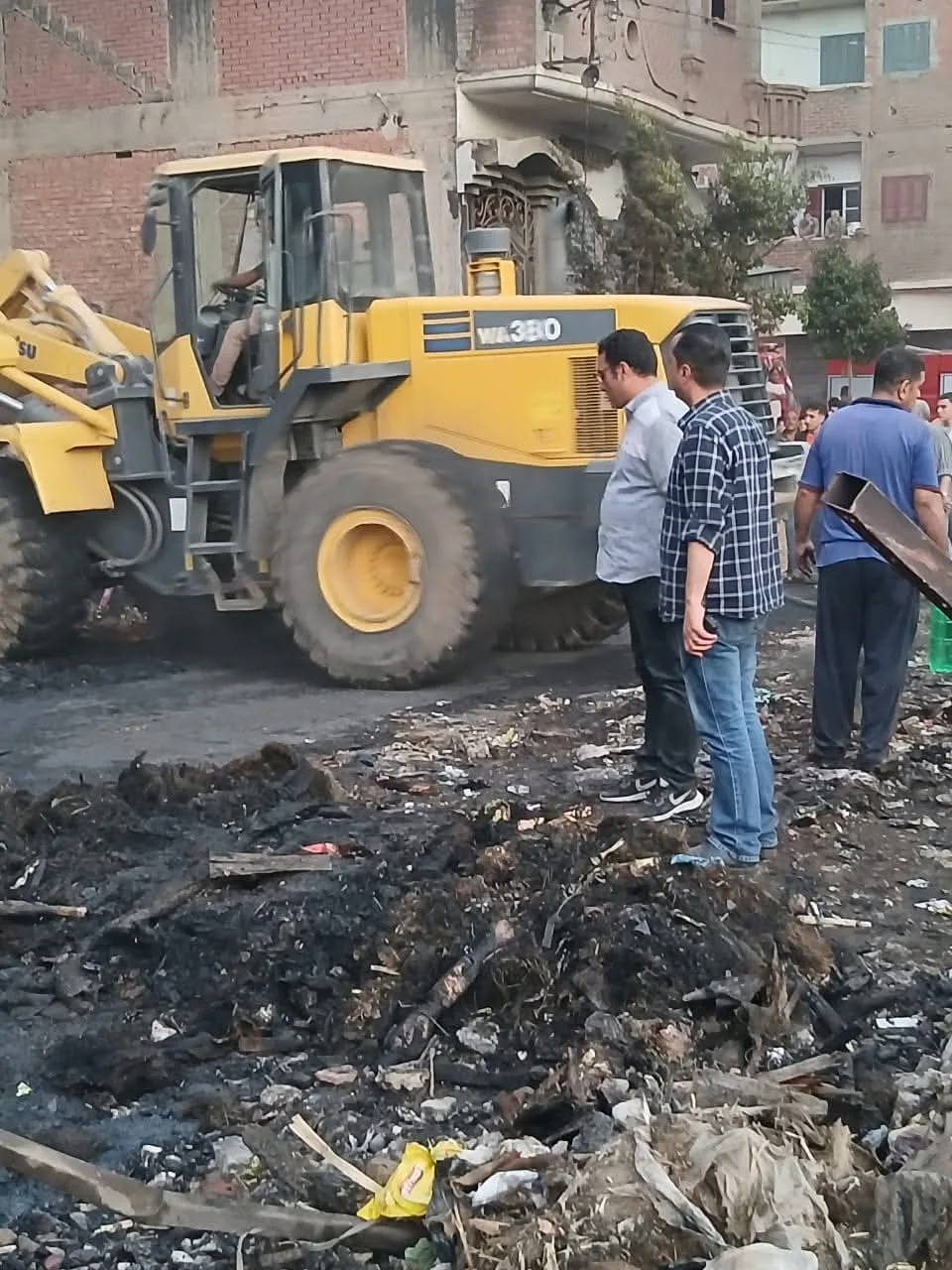 بعد الدفع بـ9 سيارات إطفاء.. رفع آثار حريق سوق الخردة بالمنوفية| صور