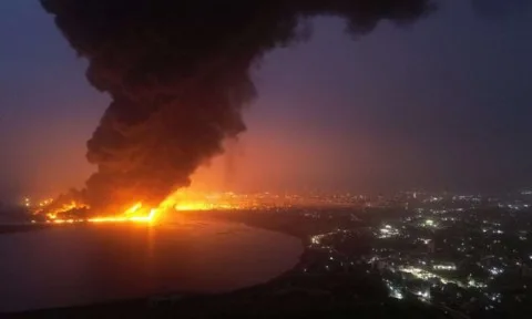 بعد تحذيرات بالإخلاء.. الطيران الإسرائيلي يركز ضرباته على محافظة الحديدة الواقعة على البحر الأحمر غرب اليمن.