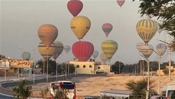 بعد توقف لـ3 أيام.. 2300 سائح يحلقون في سماء الأقصر عبر رحلات البالون الطائر