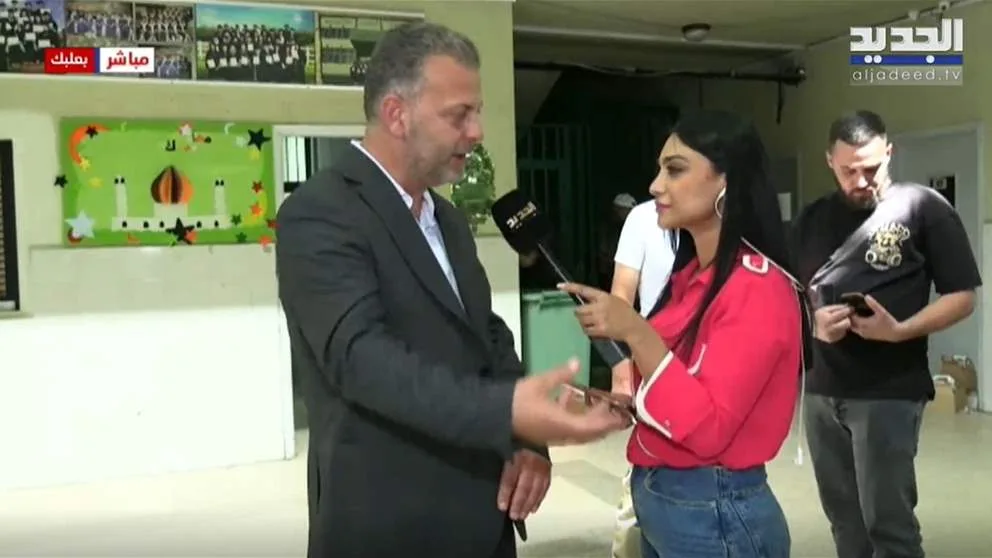 بعد جدل مراسلة الجديد مع “شري”.. نائب الحزب في بعلبك: مرحباً بكم (فيديو) بعد جدل مراسلة الجديد مع “شري”.. نائب الحزب في بعلبك: مرحباً بكم (فيديو)
