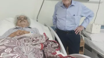 بعد خضوعه لجراحة استبدال مفصل الحوض.. محمد أبو الغار يلتقي بالكاتب صنع الله إبراهيم