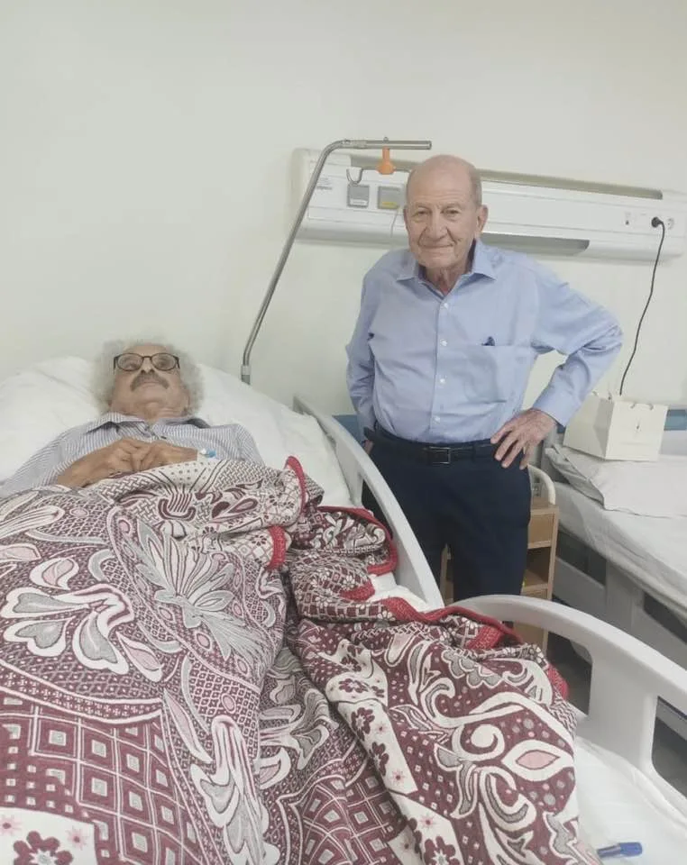 بعد خضوعه لجراحة استبدال مفصل الحوض.. محمد أبو الغار يلتقي بالكاتب صنع الله إبراهيم بعد خضوعه لجراحة استبدال مفصل الحوض.. محمد أبو الغار يلتقي بالكاتب صنع الله إبراهيم