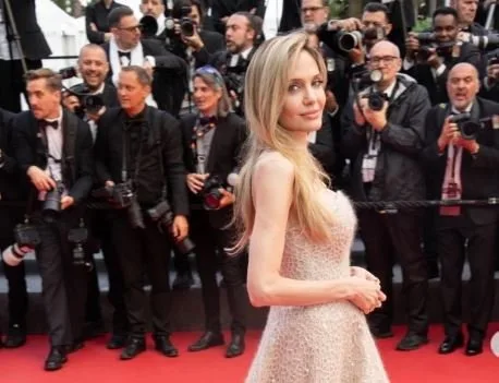 بعد ظهورها في مهرجان كان السينمائي.. أنجلينا جولي تكتسب الشهرة على وسائل التواصل الاجتماعي بعد ظهورها في مهرجان كان السينمائي.. أنجلينا جولي تكتسب الشهرة على وسائل التواصل الاجتماعي