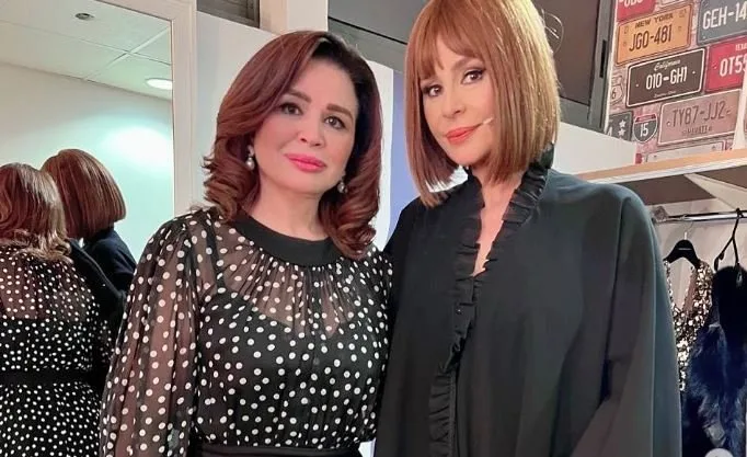بعد عرض مسرحيتها الأول، إلهام شاهين توجه كلمة إلى كارول سماحة.