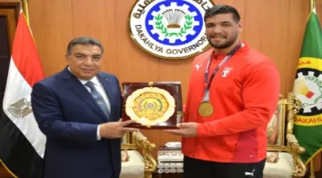 بعد فوزه بميدالية ذهبية في بطولة أفريقيا للمصارعة الرومانية.. محافظ الدقهلية يكرّم عبد اللطيف مناع ابن دكرنس.