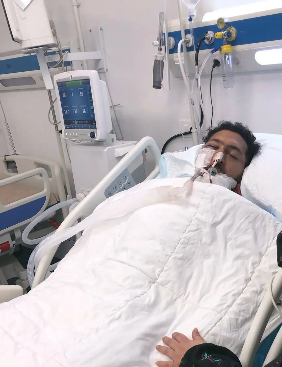 بعد معاناة بالعناية المركزة.. حكاية إسلام عامل دليفري التجمع
