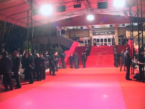 بعد منع العري.. “مهرجان كان السينمائي” يعود إلى الأناقة التقليدية على السجادة الحمراء