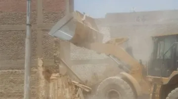 بعد نداء المواطنين.. هدم منزل متهالك في منطقة المعنا بقنا