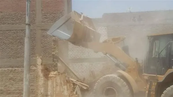 بعد نداء المواطنين.. هدم منزل متهالك في منطقة المعنا بقنا بعد نداء المواطنين.. هدم منزل متهالك في منطقة المعنا بقنا