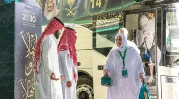 بعد وصول 1300 حاج وحاجة، ضيوف خادم الحرمين الشريفين يؤدون صلاة الجمعة في المسجد الحرام.