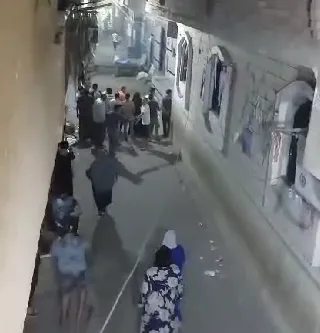 بـ كمامات وسنج وكلاب شرسة.. خناقة شوارع في بولاق الدكرور