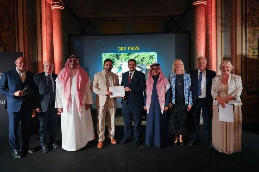 بفكرة سعودية وتراثٍ مميز، تحصد حرف السعودية المرتبة الثالثة عالميًا في مسابقة تحدي هدايا الطعام 2025 بإيطاليا. بفكرة سعودية وتراثٍ مميز، تحصد حرف السعودية المرتبة الثالثة عالميًا في مسابقة تحدي هدايا الطعام 2025 بإيطاليا.
