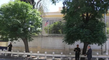 رفع العلم الأمريكي فوق مقر السفير في دمشق بحضور الشيباني