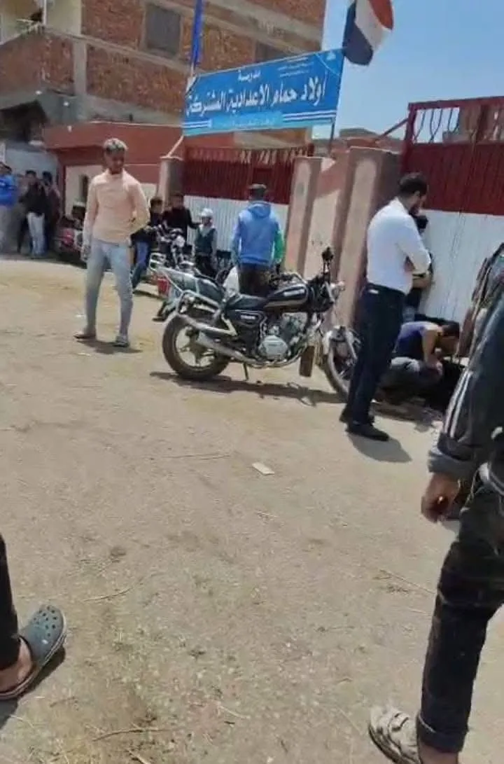 بلطجي يحاول تسلق سور مدرسة في دمياط.. ورد عاجل من «التعليم»