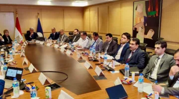 بما في ذلك رمز الاستجابة السريعة: وزير السياحة يجتمع لمناقشة النظام الجديد للتأشيرة الطارئة | صور