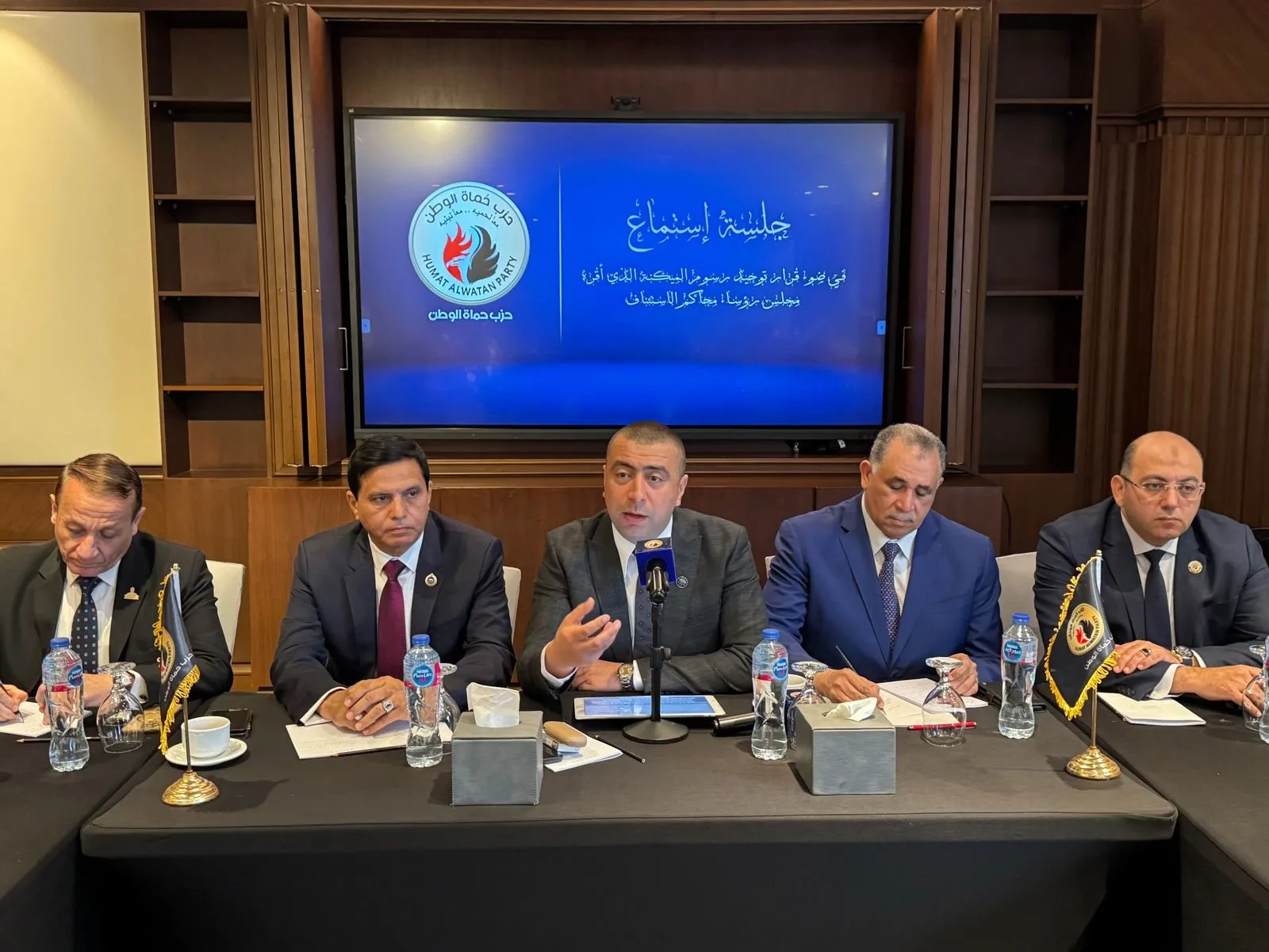 بمشاركة نقيب المحامين: أعضاء مجلس حماة الوطن يعقدون جلسة لمناقشة مشكلة الرسوم القضائية. بمشاركة نقيب المحامين: أعضاء مجلس حماة الوطن يعقدون جلسة لمناقشة مشكلة الرسوم القضائية.