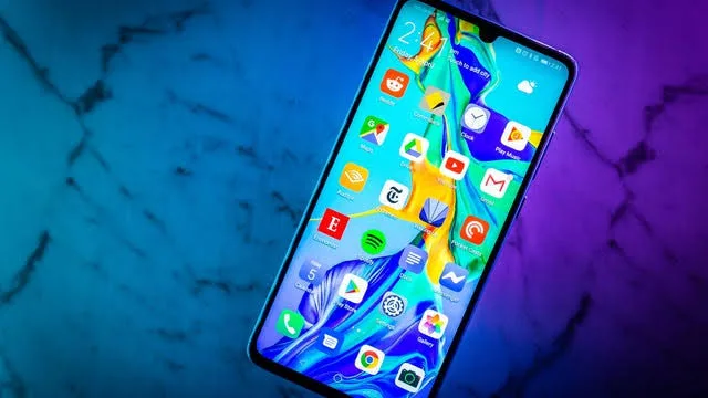 بمواصفات عالمية.. أهم 5 اختلافات بين هاتفي هواوي P30 وآيفون 11