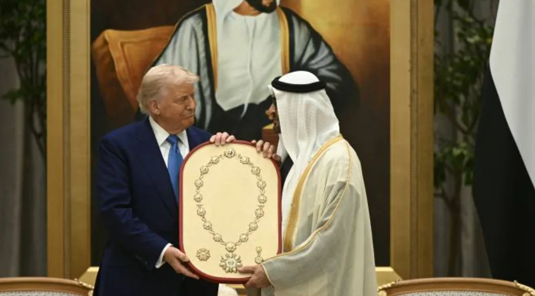 بن زايد: أبرمنا اتفاقيات استثمارية أمريكية بقيمة 1.4 تريليون دولار على مدار 10 سنوات بن زايد: أبرمنا اتفاقيات استثمارية أمريكية بقيمة 1.4 تريليون دولار على مدار 10 سنوات