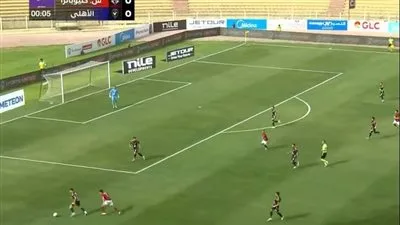 بن شرقي يضع الأهلي في المقدمة أمام سيراميكا كليوباترا في منتصف الشوط الأول من الدوري المصري. بن شرقي يضع الأهلي في المقدمة أمام سيراميكا كليوباترا في منتصف الشوط الأول من الدوري المصري.