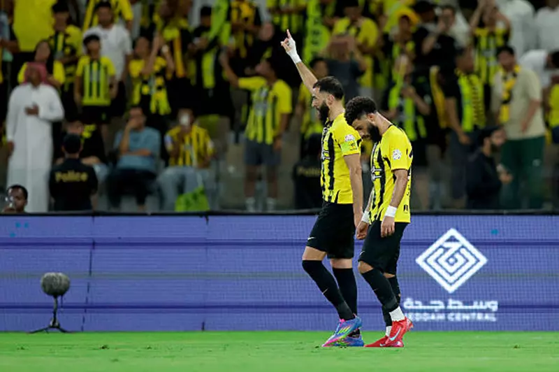 بنزيما يخلق تساؤلات بشأن إمكانية مشاركته في مباراة الرائد بنزيما يخلق تساؤلات بشأن إمكانية مشاركته في مباراة الرائد