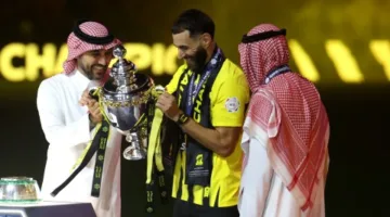 بنزيما يُتوج بجائزة أفضل لاعب في الموسم بالدوري السعودي