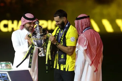 بنزيما يُتوج بجائزة أفضل لاعب في الموسم بالدوري السعودي بنزيما يُتوج بجائزة أفضل لاعب في الموسم بالدوري السعودي