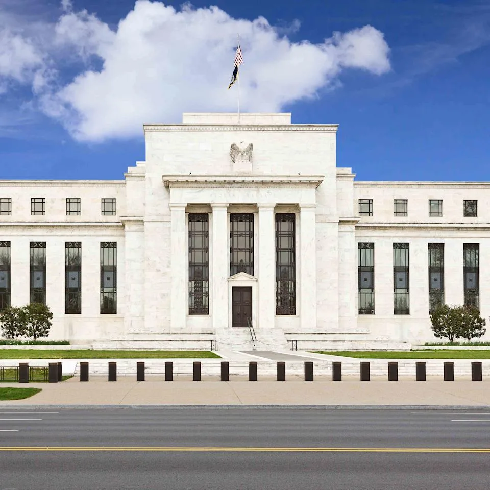 بنك الاحتياطي الفيدرالي يُبقي على سعر الفائدة الرئيسي دون تغيير