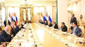 بوتين يستضيف مأدبة غداء تكريمًا لرئيس مجلس القيادة الرئاسي اليمني