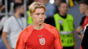 بوروسيا دورتموند يضم السويدي سفينسون بعقد دائم حتى عام 2028