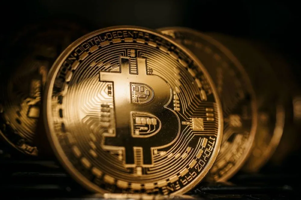 بيتكوين تتجاوز الـ100 ألف دولار لأول مرة منذ فبراير 2025