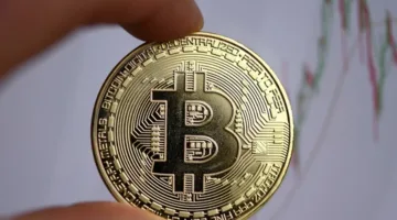 بيتكوين تتجاوز عتبة 105 آلاف دولار