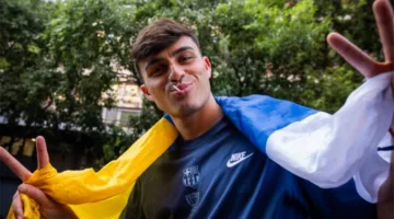بيدري يستهزئ من فينيسيوس خلال احتفالات برشلونة بالفوز بالدوري الإسباني.