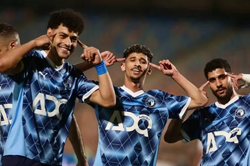 بيراميدز يغادر القاهرة الأربعاء لملاقاة صن داونز في نهائي دوري أبطال إفريقيا بيراميدز يغادر القاهرة الأربعاء لملاقاة صن داونز في نهائي دوري أبطال إفريقيا