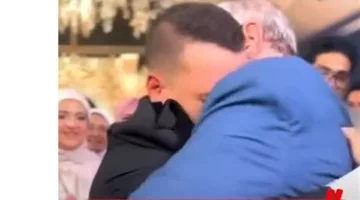 بيقولولي إني شبهك.. مشهد رائع بين أب وابنه في ليلة العمر (فيديو)