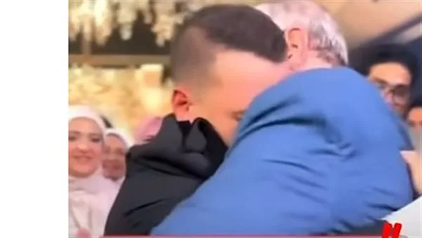 بيقولولي إني شبهك.. مشهد رائع بين أب وابنه في ليلة العمر (فيديو)