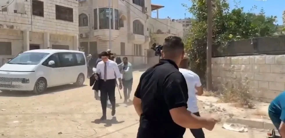 بينما تشمل القائمة مصر، بريطانيا، وألمانيا.. جيش الاحتلال يهاجم 25 سفيراً من الدول الأوروبية والعربية (فيديو) بينما تشمل القائمة مصر، بريطانيا، وألمانيا.. جيش الاحتلال يهاجم 25 سفيراً من الدول الأوروبية والعربية (فيديو)