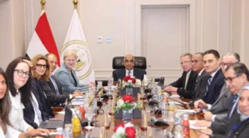 وزير العدل يلتقي بوفد من منظمة التعاون والتنمية الاقتصادية لمناقشة تعزيز التعاون في ميدان العدالة.