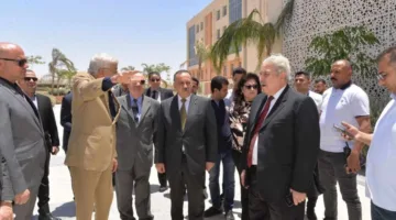محافظ أسيوط يقوم بزيارة جامعة بدر ويعاين قافلة طبية مجانية بالتعاون مع وزارة الصحة