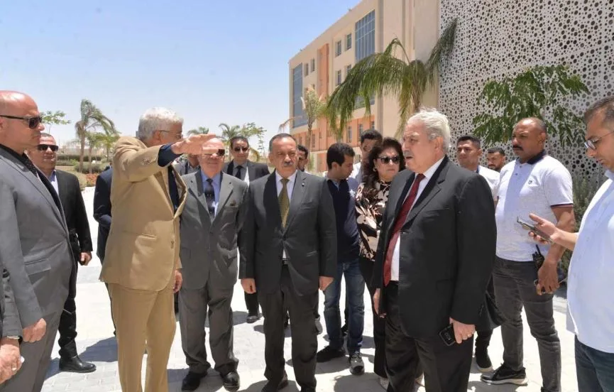 محافظ أسيوط يقوم بزيارة جامعة بدر ويعاين قافلة طبية مجانية بالتعاون مع وزارة الصحة محافظ أسيوط يقوم بزيارة جامعة بدر ويعاين قافلة طبية مجانية بالتعاون مع وزارة الصحة