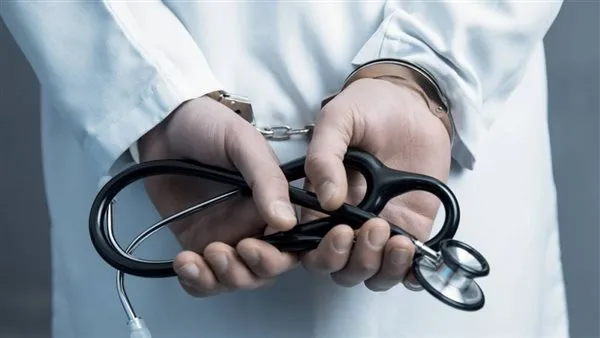 تأجيل محاكمة الطبيب المتسبب في وفاة حفيدة رئيس الوزراء الأسبق للدور الثاني من مايو
