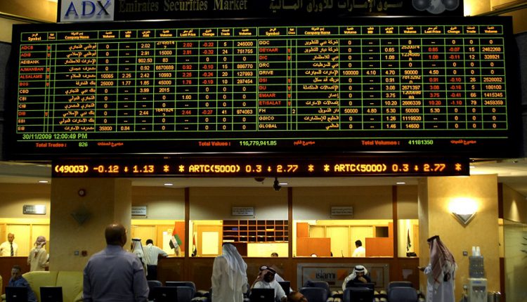 تباين أداء الأسواق الخليجية مع تراجع النفط وانكماش الاقتصاد الأمريكي