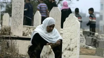 تتحدث مع زوجها المتوفى عندما تزور قبره.. هل يجوز ذلك ؟