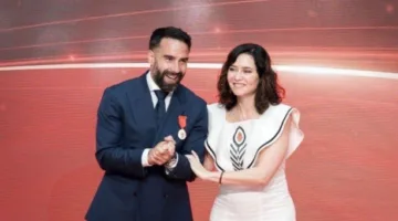 «تتفوق ألقاباً عليكم».. رئيسة إقليم مدريد تُحرج إدارة برشلونة بشأن كارفاخال