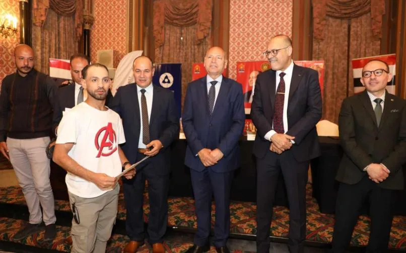 تنفيذا لتوجيهات الرئيس.. وزير العمل ومحافظ القاهرة يُسلمان عقود عمل جديدة لذوي همم بشركات القطاع الخاص